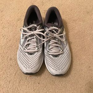 Gray/White Brooks Launch 5 Running Shoe Size 9